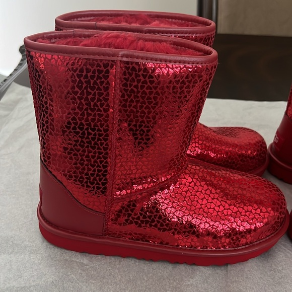 UGG
Girls' Classic II Gel Hearts Boots (Youth) - Picture 7 of 14